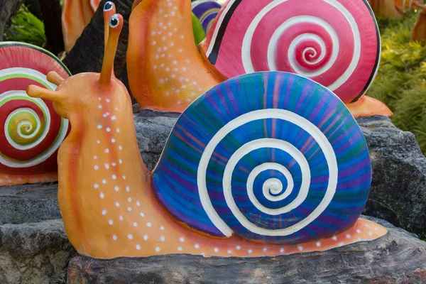 多彩贝壳雕塑装饰在花园里 — 图库照片