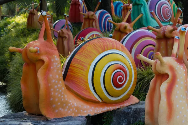 多彩贝壳雕塑装饰在花园里 — 图库照片