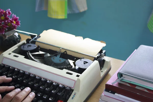 Ruce psaní na starý psací stroj — Stock fotografie