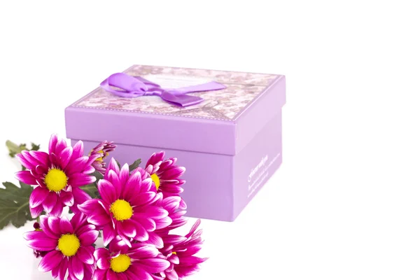 Rózsaszín virág és ajándék dobozok — Stock Fotó