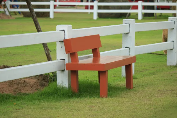 Holzstühle im Garten — Stockfoto