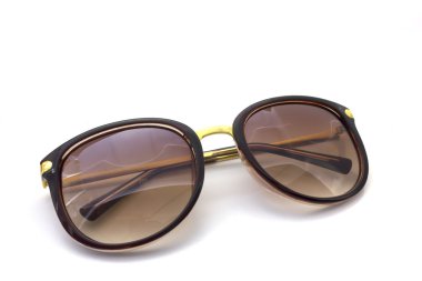 izole beyaz zemin üzerine kahverengi güneş gözlüğü