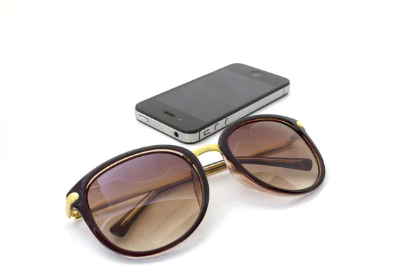 Lunettes de soleil homme avec téléphone portable isolé sur fond blanc — Photo