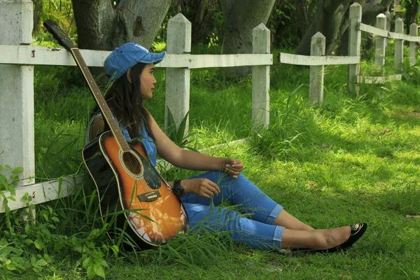 Güzel genç köylü kızı gitar görünümünü — Stok fotoğraf
