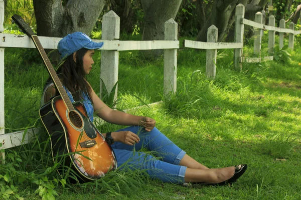 Güzel genç köylü kızı gitar görünümünü — Stok fotoğraf
