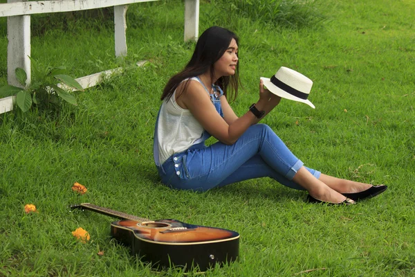 Güzel genç köylü kızı gitar görünümünü — Stok fotoğraf