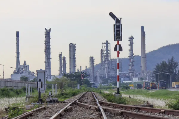 Ferrovia para refinaria de petróleo — Fotografia de Stock