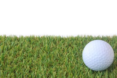  beyaz zemin üzerine yeşil çim izole golf topu