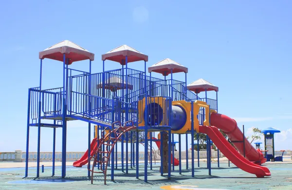 Crianças coloridas s playground na nuvem — Fotografia de Stock