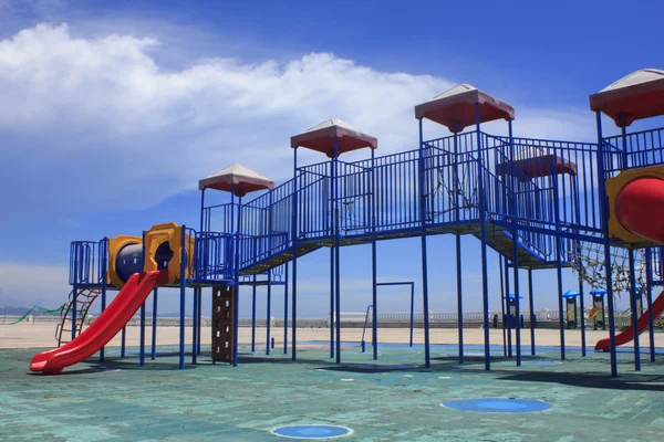 Crianças coloridas s playground na nuvem — Fotografia de Stock