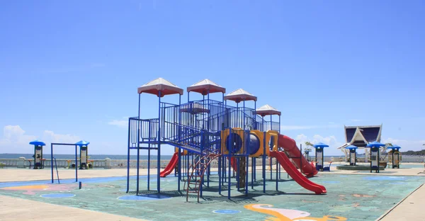 Crianças coloridas s playground na nuvem — Fotografia de Stock