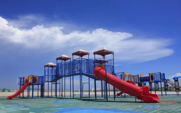 Crianças coloridas s playground na nuvem — Fotografia de Stock