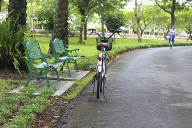 Bisiklet bahçe sandalyede yakınındaki Park