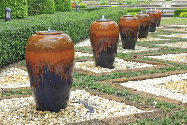 Πολύχρωμο-πολλά βάζο σιντριβάνι στον κήπο — Φωτογραφία Αρχείου