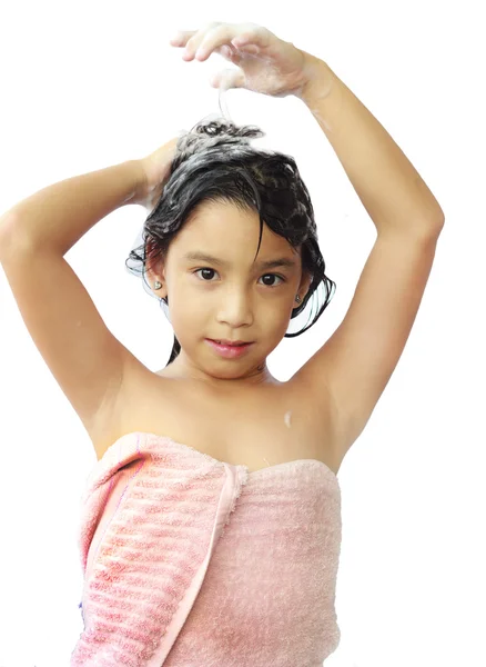 用洗发剂洗头发的亚洲女孩 — 图库照片