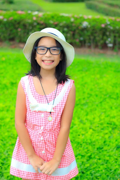 Piccola ragazza asiatica grande sorridente con verde natura sfondo — Foto Stock