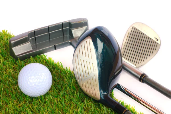 Equipamento de golfe e bola de golfe no fundo branco — Fotografia de Stock