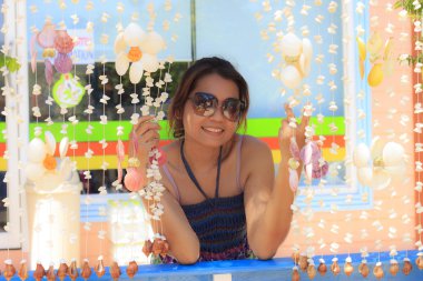 Kumsalda tentenin altında duran kadın.