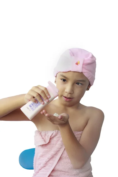 Hermosa chica asiática aplicando crema hidratante — Foto de Stock