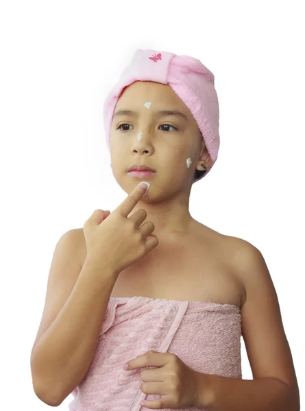 美しいアジアの少女適用保湿クリーム — ストック写真