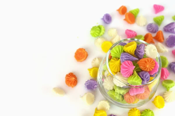 Färgglada godis i glas fat och skål isolerad på vit bakgrunds — Stockfoto