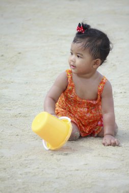 Asyalı bebek gülümsemek deniz ile ilk kez.