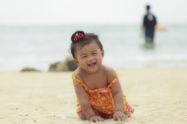 Aziatische baby glimlachend op strand zand — Stockfoto