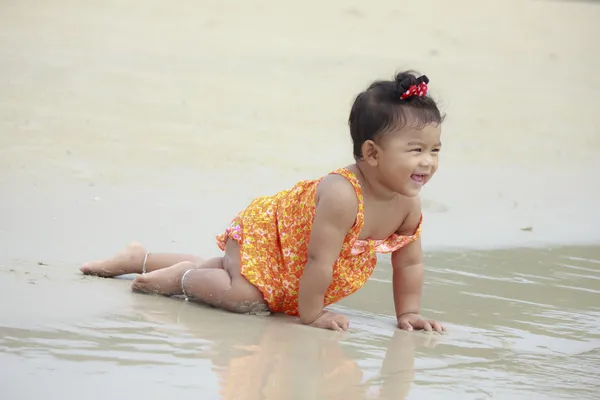 Asyalı bebek gülümsemek deniz ile ilk kez. — Stok fotoğraf