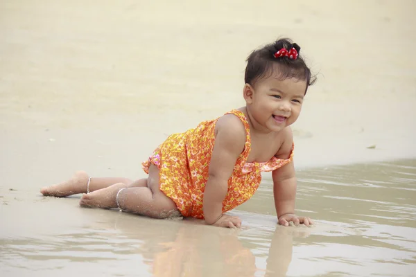 Asiático bebé sonrisa por primera vez con el mar . —  Fotos de Stock