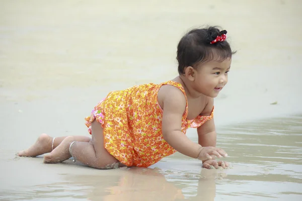 Asyalı bebek gülümsemek deniz ile ilk kez. — Stok fotoğraf