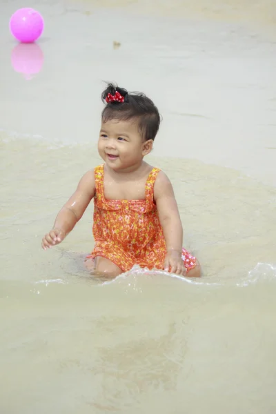 Asijské dítě úsměv poprvé s mořem. — Stock fotografie