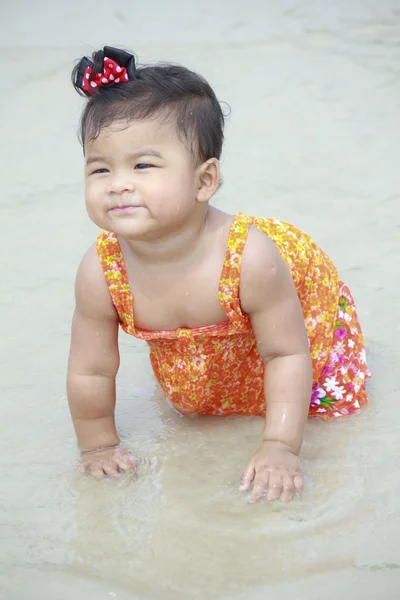 Asiático bebé sonrisa por primera vez con el mar . —  Fotos de Stock