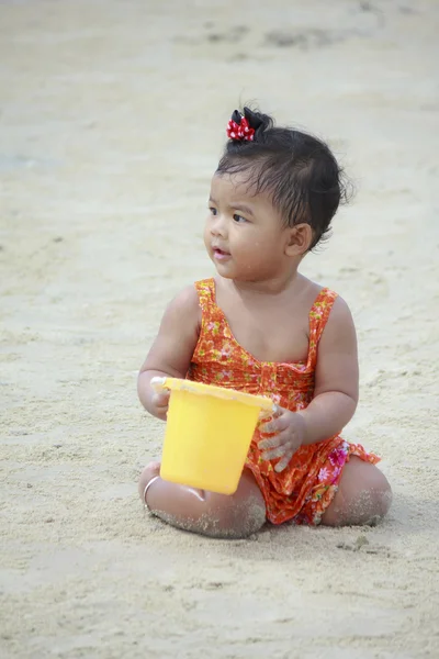 Asyalı bebek gülümsemek deniz ile ilk kez. — Stok fotoğraf