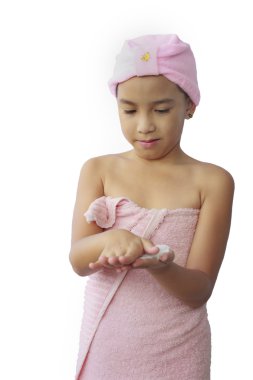 güzel Asyalı kız uygulayarak nemlendirici krem