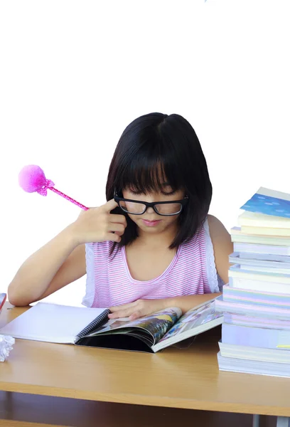 Retrato de la joven asiática alegre haciendo su tarea — Foto de Stock