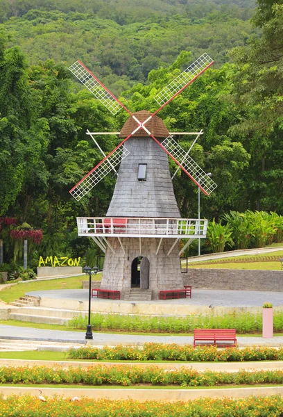 Paysage du moulin à vent dans la jungle — Photo