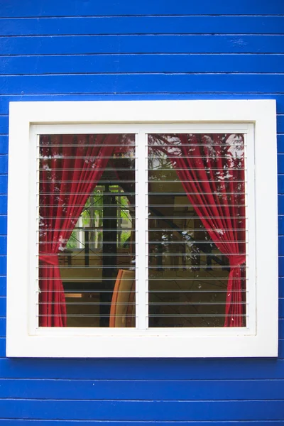 Vita fönster och blå vägg — Stockfoto