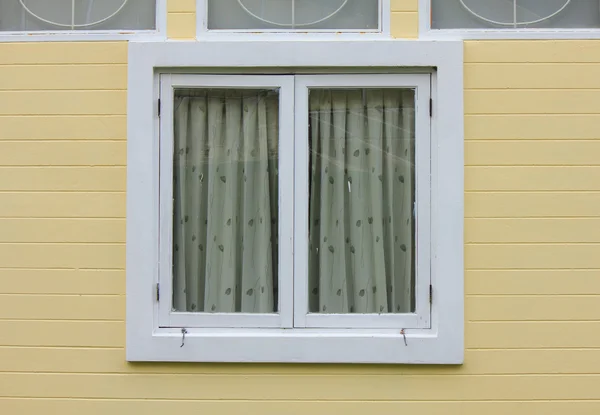 Window on a yellow background wall of the house — Stock Photo, Image