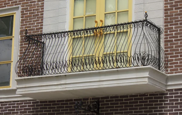 Balcone di edificio fatiscente in ferro battuto — Foto Stock