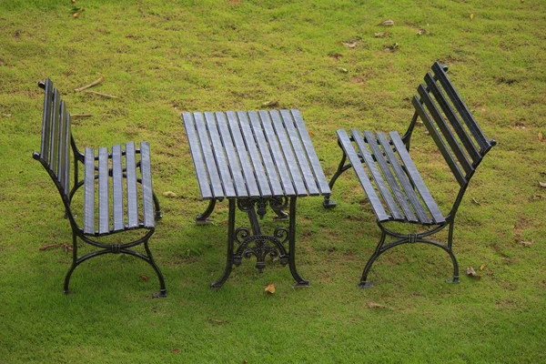 Schwarz Shabby Chic Gusseisen Terrassenmöbel auf Gras gesetzt — Stockfoto