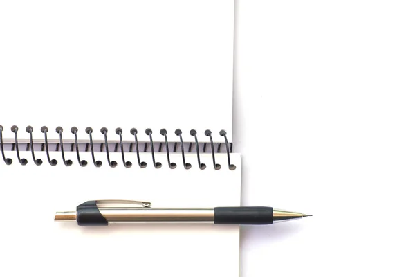 Notizblock und Bleistift über Weiß — Stockfoto