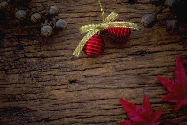 Feuilles d'automne sur fond en bois — Photo