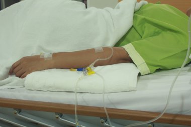 hastanın el ile bir ope ameliyatta önce bir intravenöz damla