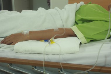 hastanın el ile bir ope ameliyatta önce bir intravenöz damla