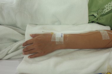 hastanın el ile bir ope ameliyatta önce bir intravenöz damla