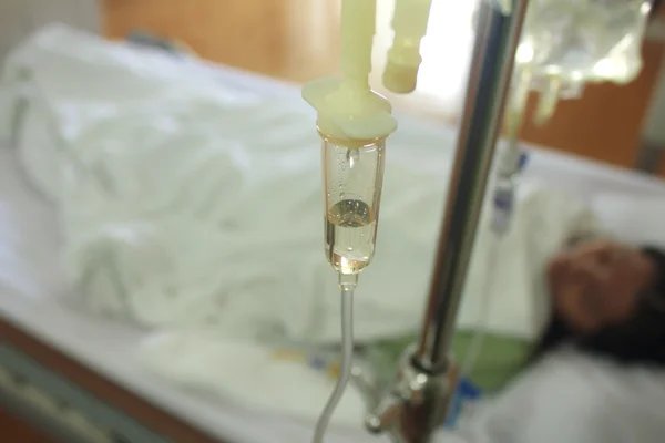 Pacienta ruku s intravenózní infuzi před operací v ope — Stock fotografie