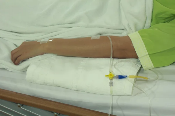Pacienta ruku s intravenózní infuzi před operací v ope — Stock fotografie