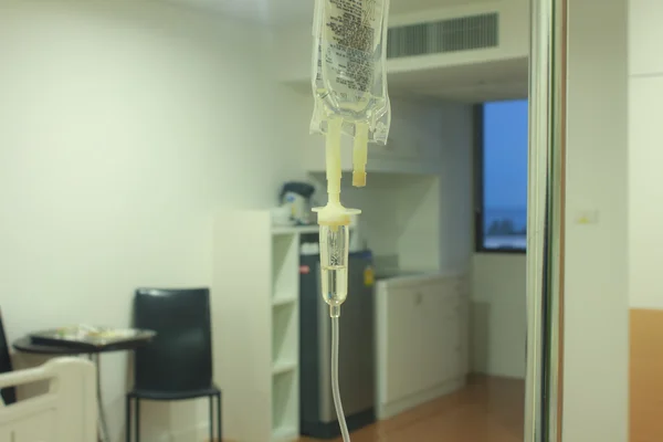 Pacienta ruku s intravenózní infuzi před operací v ope — Stock fotografie