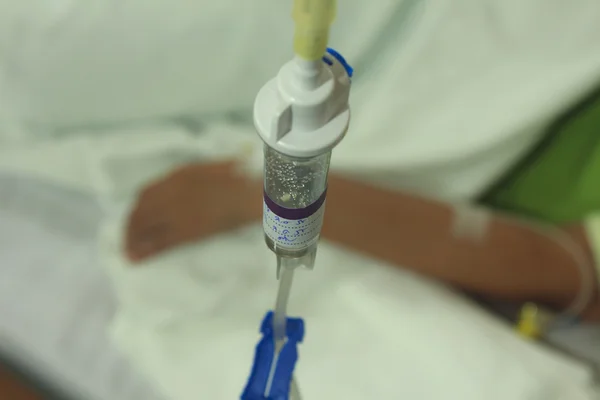Patientens hand med ett intravenöst DROPP innan operationen i en ope — Stockfoto