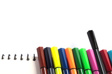 Beyaz arka plan üzerinde renkli kalem 